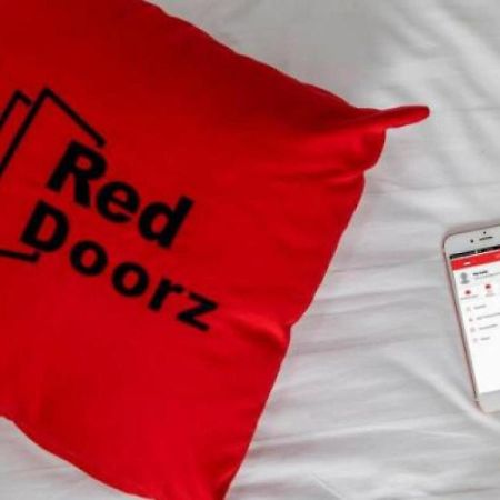 Reddoorz Near Universitas Wijaya Kusuma Сурабая Екстериор снимка