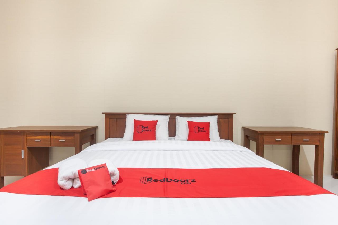 Reddoorz Near Universitas Wijaya Kusuma Сурабая Екстериор снимка