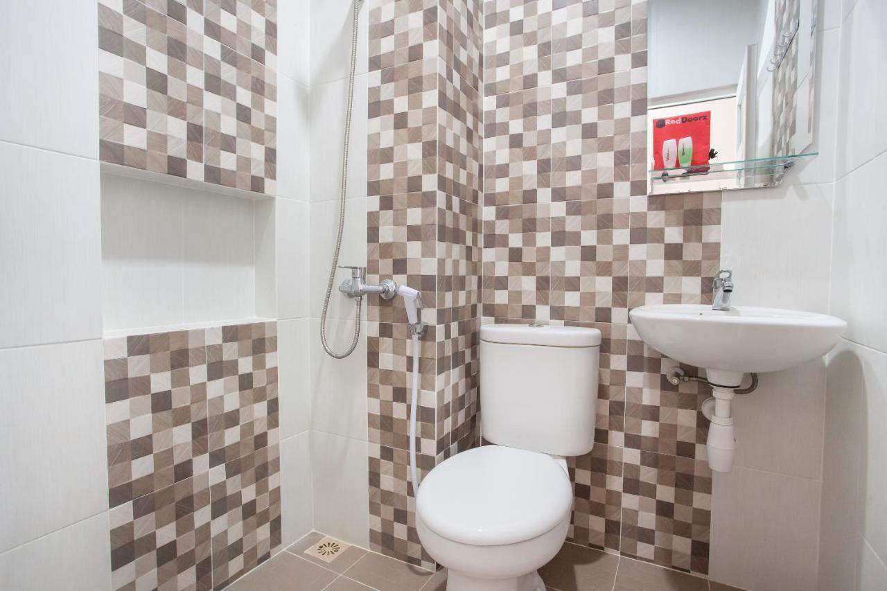 Reddoorz Near Universitas Wijaya Kusuma Сурабая Екстериор снимка