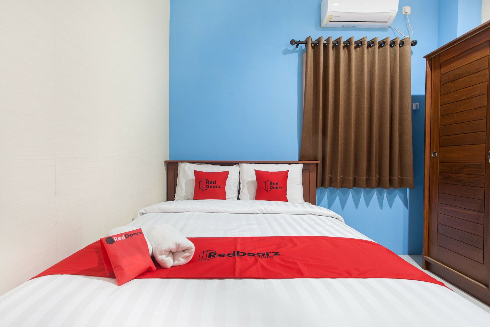Reddoorz Near Universitas Wijaya Kusuma Сурабая Екстериор снимка